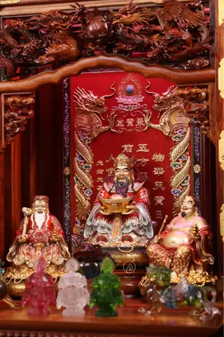 Bàn Thờ Của Chủ Cũ