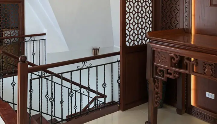 Bàn Thờ Trên Cầu Thang