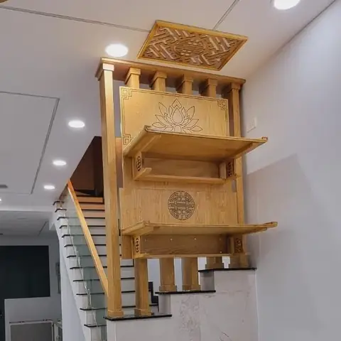 Bàn Thờ Trên Cầu Thang