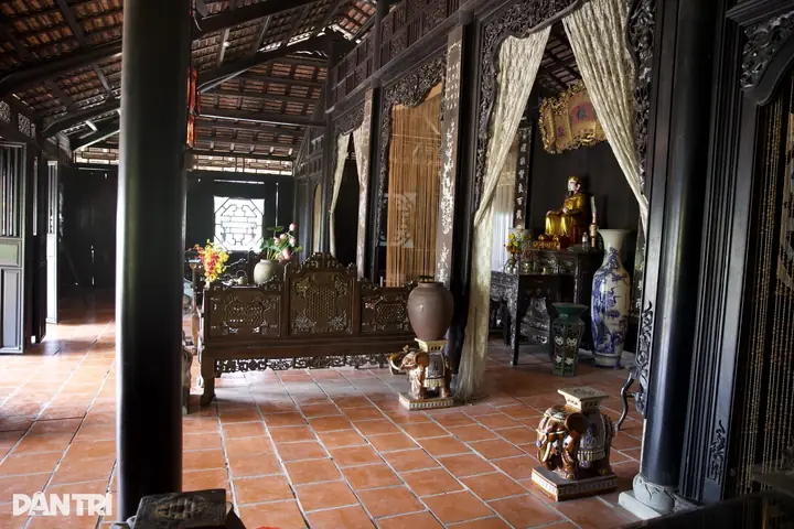 Bên Trong Nhà Miền Tây