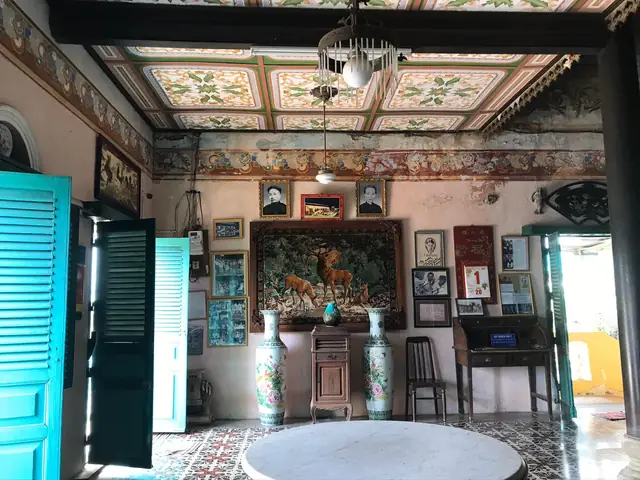 Bên Trong Nhà Miền Tây