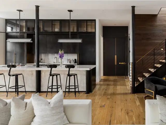 Bếp Đối Diện Cầu Thang