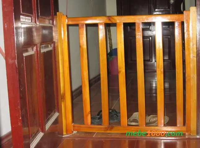 Chặn Cầu Thang Bằng Gỗ