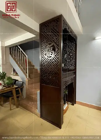 Đặt Bàn Thờ Đối Diện Cầu Thang