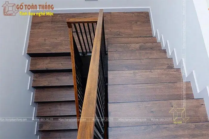 Giá Cầu Thang Gỗ Óc Chó