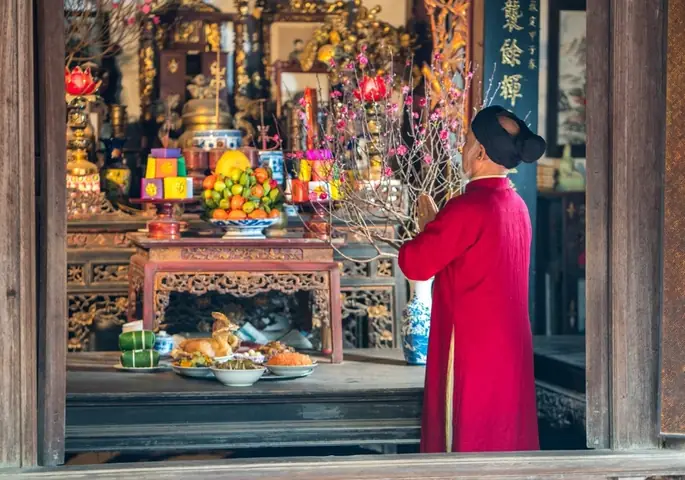 Hạ Lễ Trên Bàn Thờ