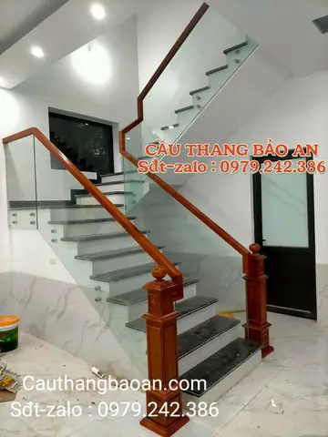 Mẫu Cầu Thang Gỗ Kính Hiện Đại
