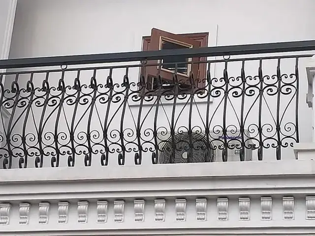 Nên Làm Lan Can Ban Công Bằng Gì