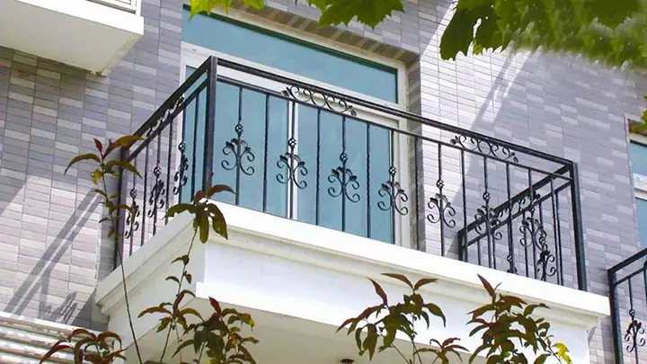 Nên Làm Lan Can Ban Công Bằng Gì