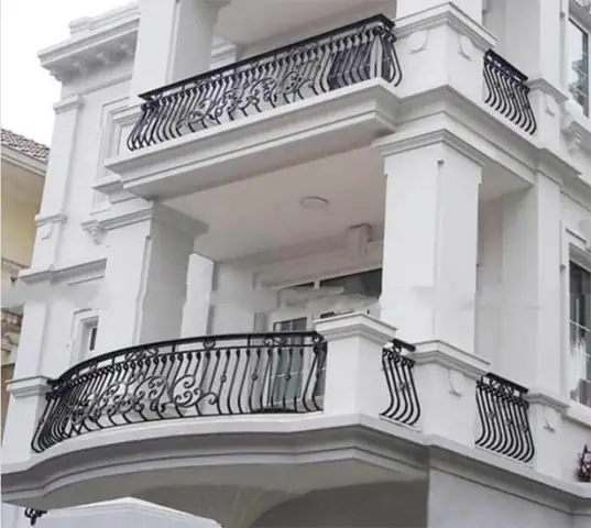 Nên Làm Lan Can Ban Công Bằng Gì