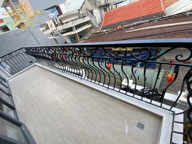 Nên Làm Lan Can Ban Công Bằng Gì