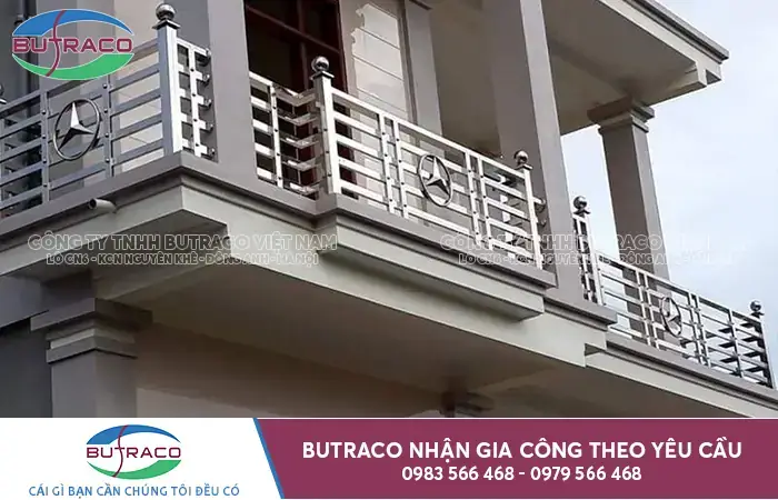 Nên Làm Lan Can Ban Công Bằng Gì